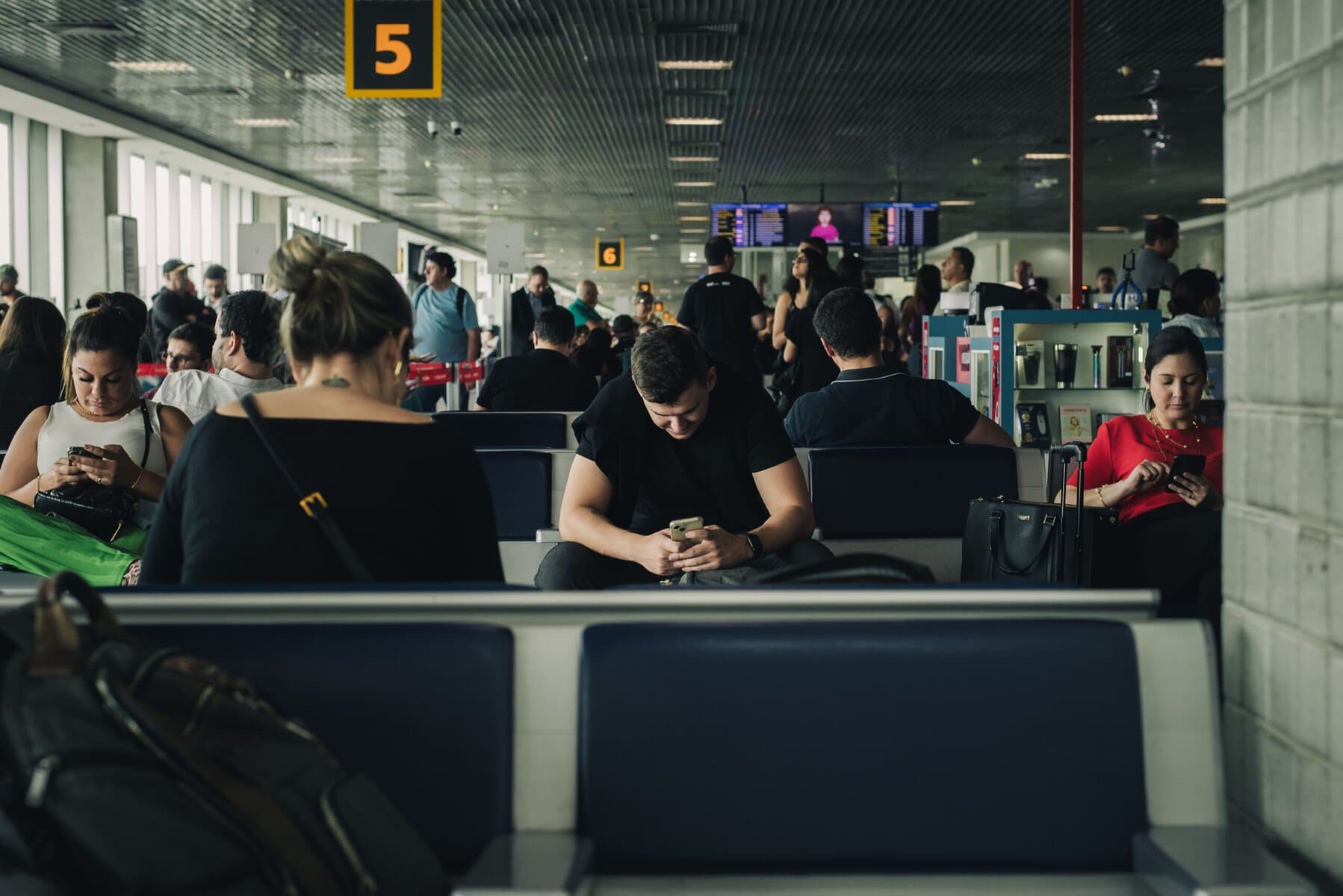 Menschen warten mit Smartphones. Social Media ist überall ständig
